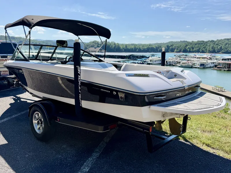 Slide: The Image of Correct Craft Ski Nautique 200 OB 2011 - 6536595