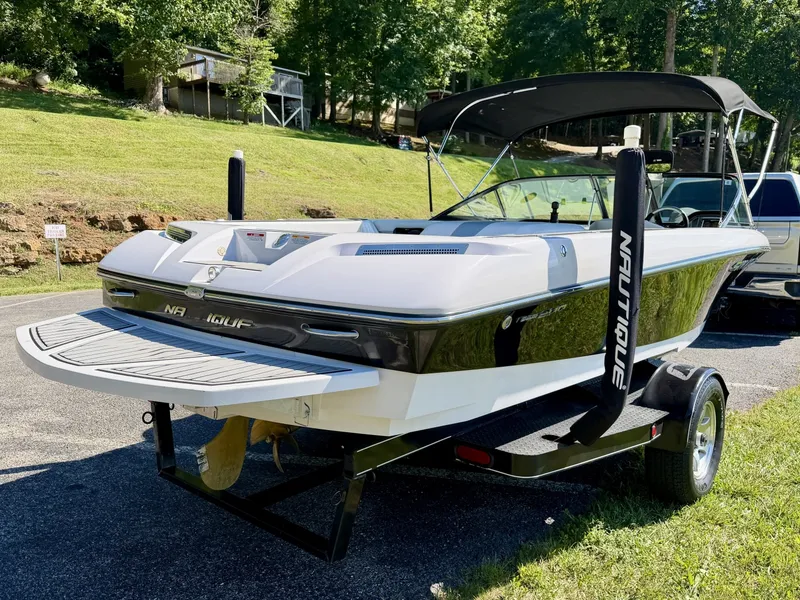 Slide: The Image of Correct Craft Ski Nautique 200 OB 2011 - 6536598