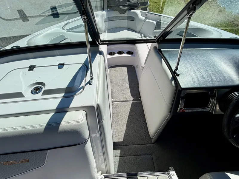 Slide: The Image of Correct Craft Ski Nautique 200 OB 2011 - 6536630