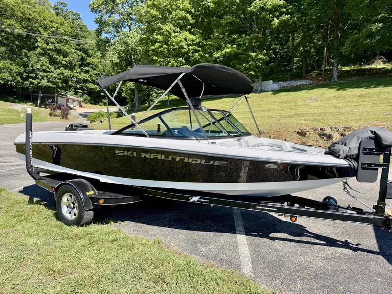 Slide: The Image of Correct Craft Ski Nautique 200 OB 2011 - 6536601