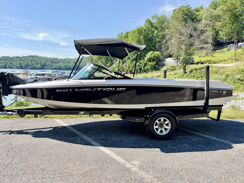 Slide: The Image of Correct Craft Ski Nautique 200 OB 2011 - 6536592
