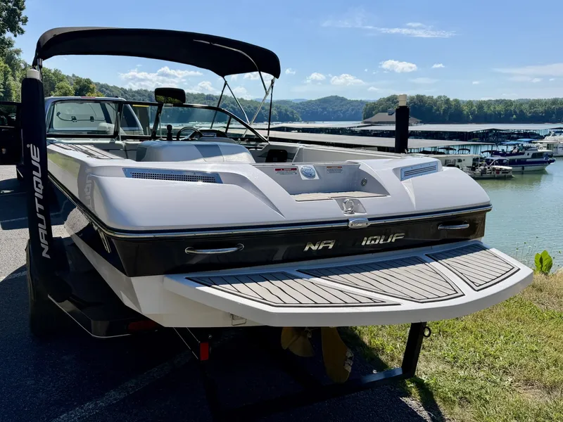 Slide: The Image of Correct Craft Ski Nautique 200 OB 2011 - 6536596