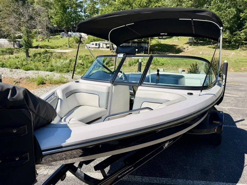 Slide: The Image of Correct Craft Ski Nautique 200 OB 2011 - 6536604