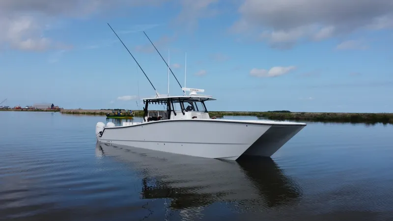 Slide: The Image of Side Profile of Freeman 42 LR The Freeman 42 LR is showcased with its sleek, modern design and robust catamaran hull, ideal for stability and performance. The exterior features clean lines and a spacious deck, perfect for both leisure and sport fishing. The vessel is equipped with adv - 6725122