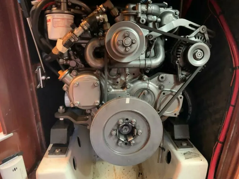 Slide: The Image of 2004 Beneteau Oceanis 393 Engine - 6549022