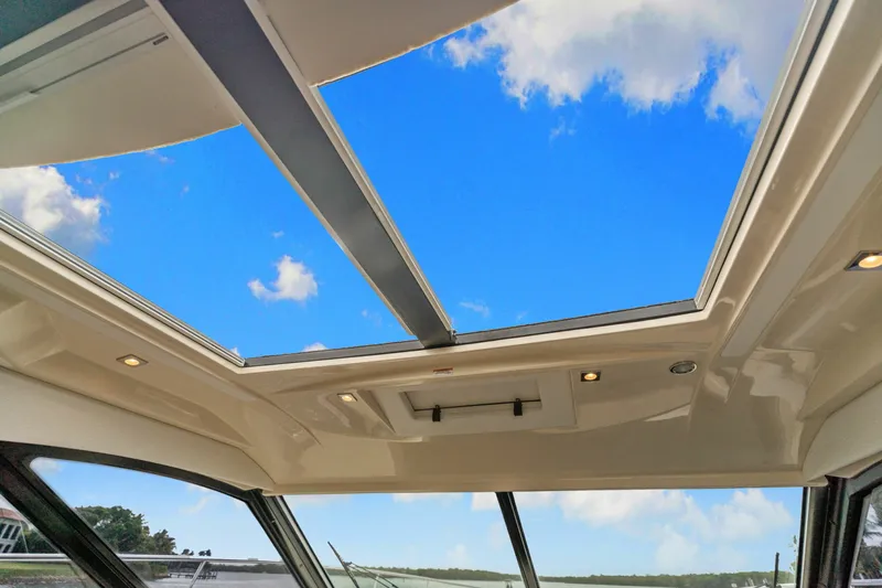 Slide: The Image of Sea Ray SUNDANCER 510 2017 - 6550773