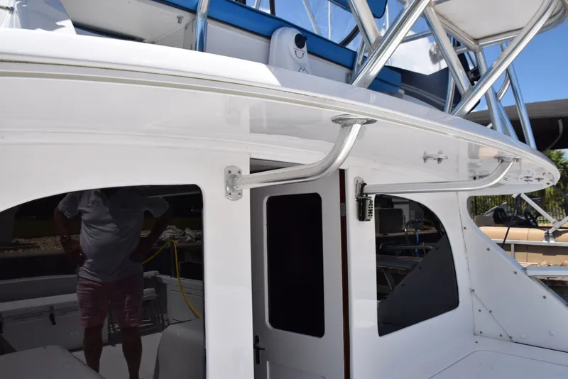 Slide: The Image of Extended Overhang, Rear Windows Are Glass - 6551400