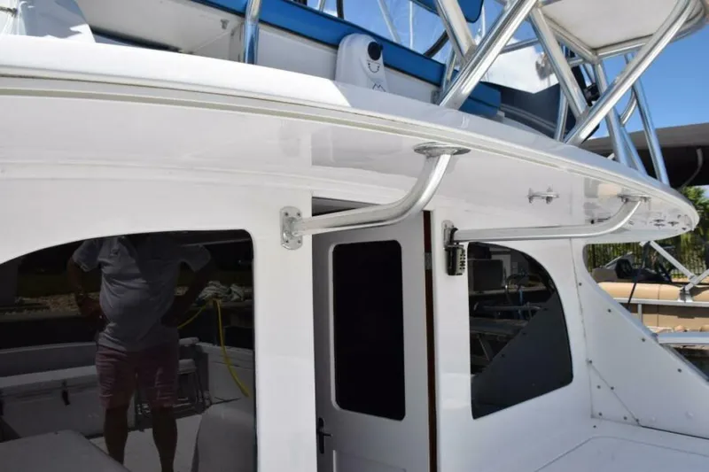 Slide: The Image of Extended Overhang, Rear Windows Are Glass - 7384073