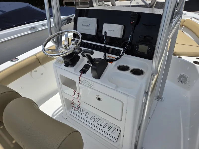 Slide: The Image of Sea Hunt Ultra 211 2017 - 6551534