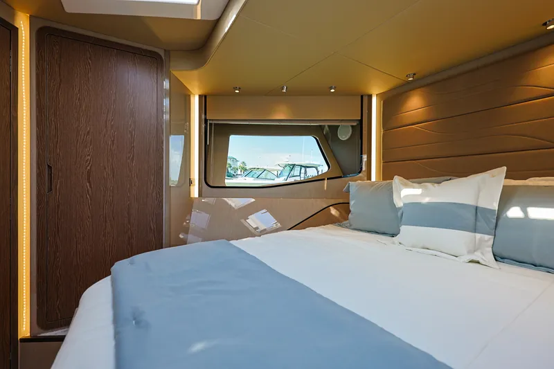 Slide: The Image of Cruisers 57 FLY 2027 - 8065540
