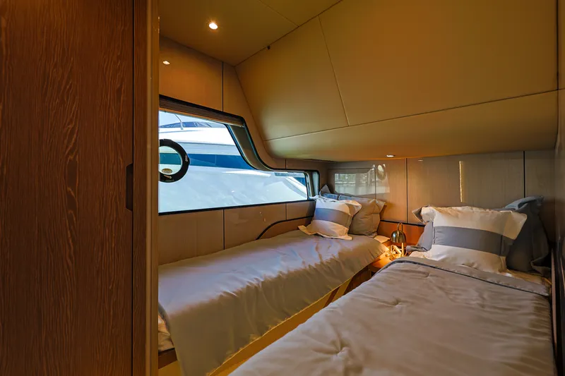 Slide: The Image of Cruisers 57 FLY 2027 - 8065535