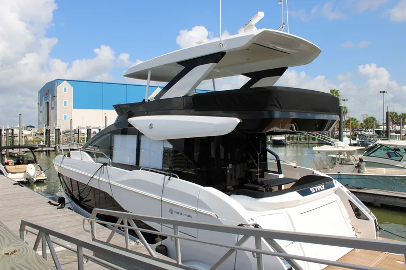 The Image of Cruisers 57 FLY 2027 - 7463234