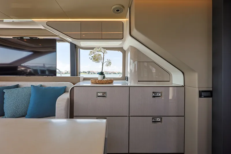 Slide: The Image of Cruisers 57 FLY 2027 - 8065514