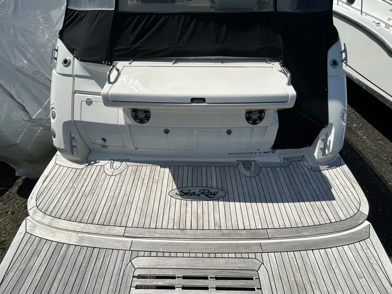 Slide: The Image of Sea Ray 35 2019 - 6563486