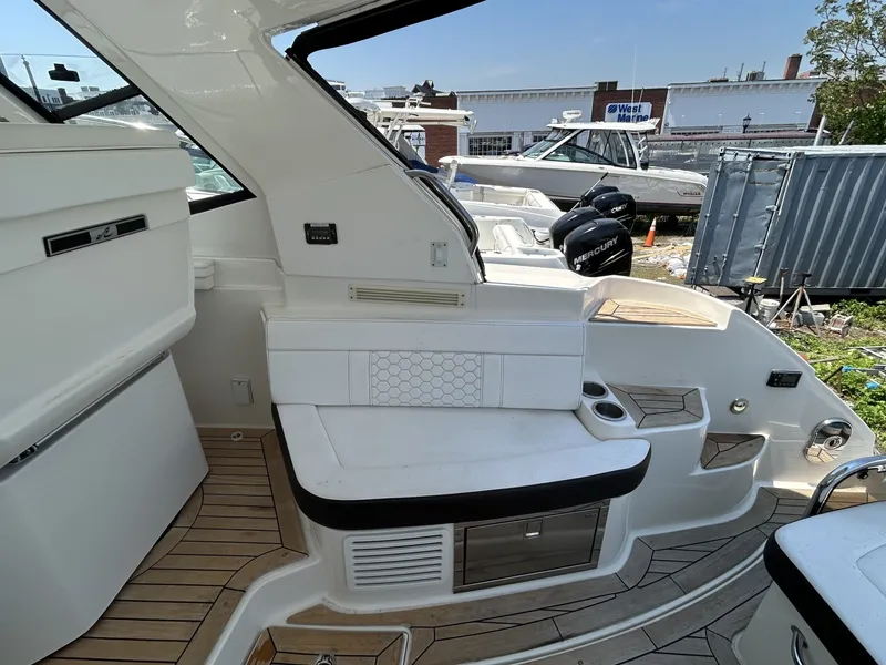 Slide: The Image of Sea Ray 35 2019 - 6563456