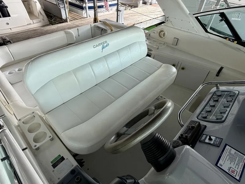 Slide: The Image of Carver Yachts 310 Mid Cabin Express 1996 - 6614033