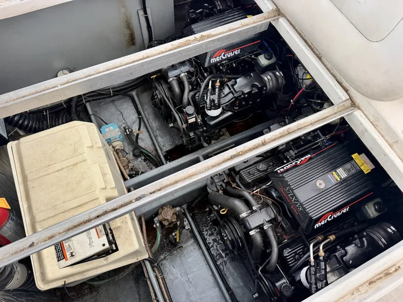 Slide: The Image of Carver Yachts 310 Mid Cabin Express 1996 - 6614109