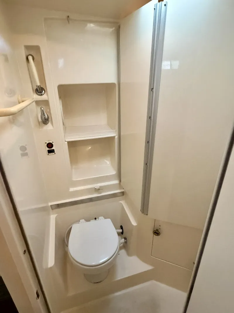 Slide: The Image of Carver Yachts 310 Mid Cabin Express 1996 - 6614075