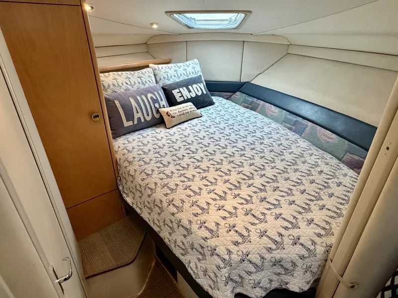 Slide: The Image of Carver Yachts 310 Mid Cabin Express 1996 - 6614070