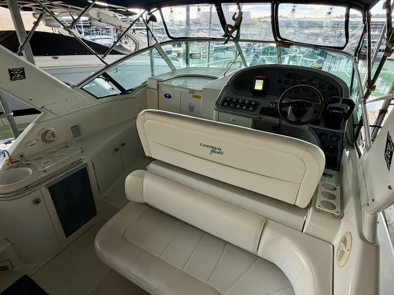 Slide: The Image of Carver Yachts 310 Mid Cabin Express 1996 - 6614051