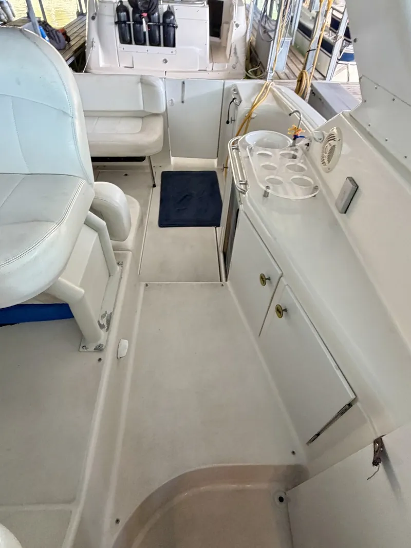 Slide: The Image of Carver Yachts 310 Mid Cabin Express 1996 - 6614090