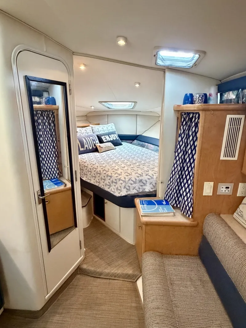 Slide: The Image of Carver Yachts 310 Mid Cabin Express 1996 - 6614064