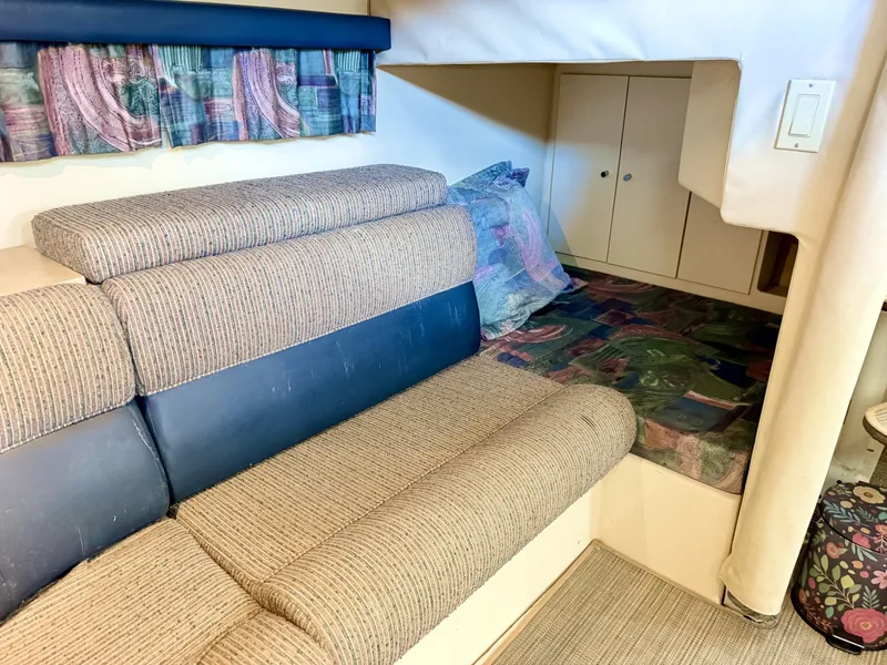Slide: The Image of Carver Yachts 310 Mid Cabin Express 1996 - 6614081