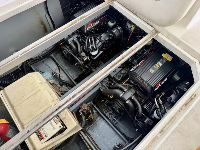 Slide: The Image of Carver Yachts 310 Mid Cabin Express 1996 - 6614110