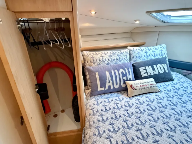 Slide: The Image of Carver Yachts 310 Mid Cabin Express 1996 - 6614072