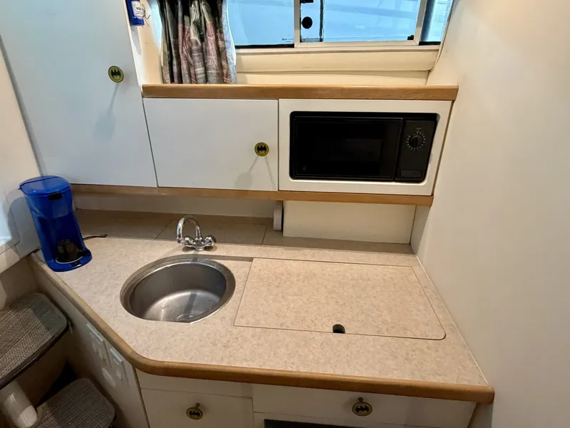 Slide: The Image of Carver Yachts 310 Mid Cabin Express 1996 - 6614059