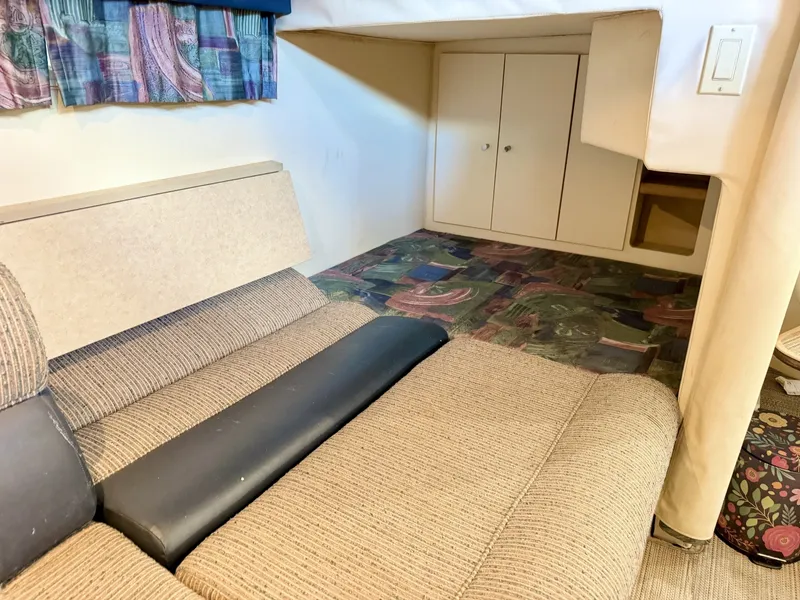 Slide: The Image of Carver Yachts 310 Mid Cabin Express 1996 - 6614083