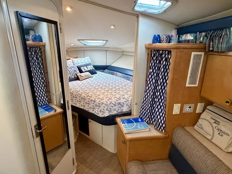 Slide: The Image of Carver Yachts 310 Mid Cabin Express 1996 - 6614065