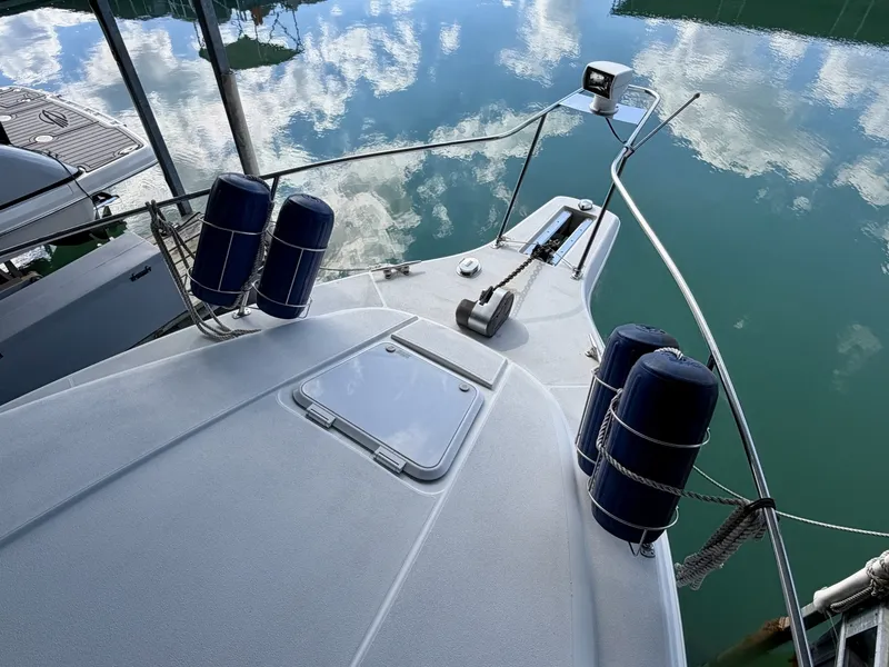 Slide: The Image of Carver Yachts 310 Mid Cabin Express 1996 - 6614043
