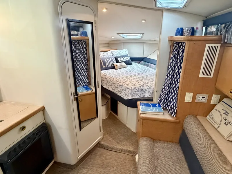 Slide: The Image of Carver Yachts 310 Mid Cabin Express 1996 - 6614063