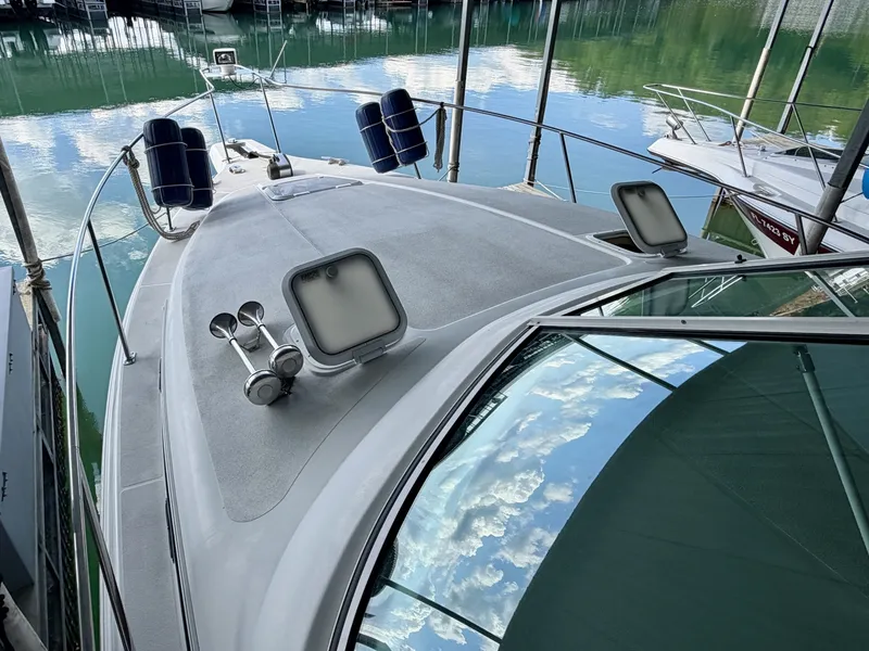 Slide: The Image of Carver Yachts 310 Mid Cabin Express 1996 - 6614041