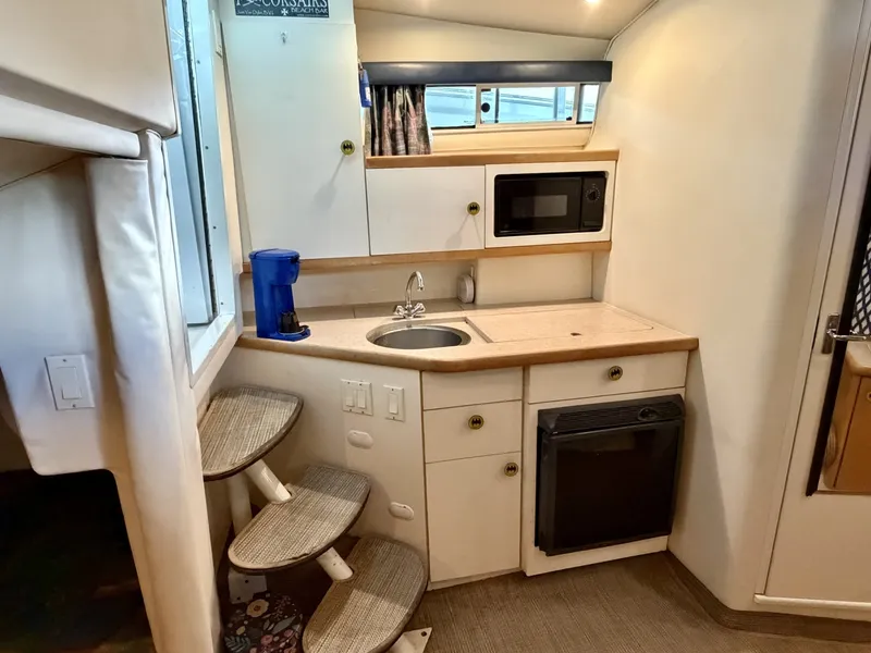 Slide: The Image of Carver Yachts 310 Mid Cabin Express 1996 - 6614055