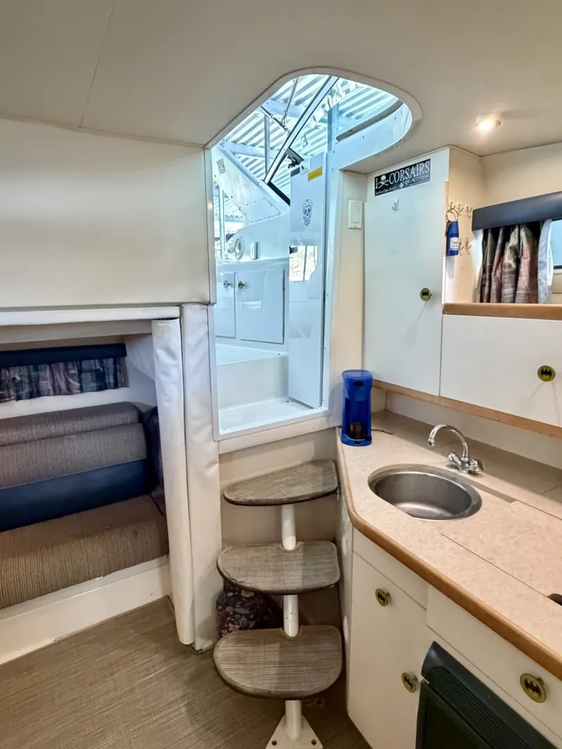 Slide: The Image of Carver Yachts 310 Mid Cabin Express 1996 - 6614089