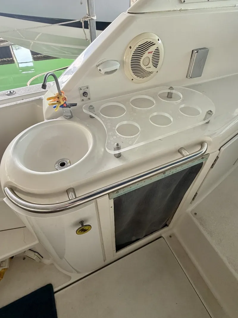 Slide: The Image of Carver Yachts 310 Mid Cabin Express 1996 - 6614028