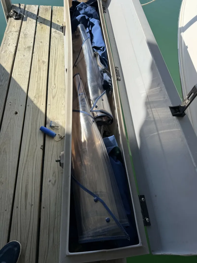 Slide: The Image of Carver Yachts 310 Mid Cabin Express 1996 - 6614049