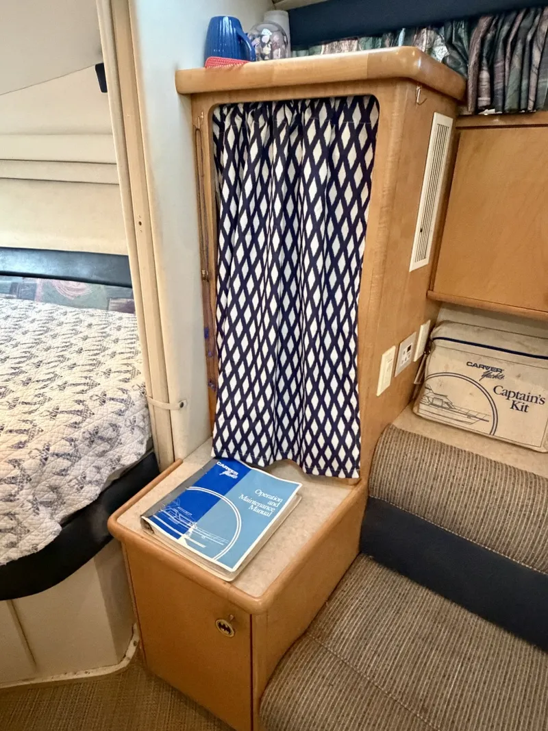 Slide: The Image of Carver Yachts 310 Mid Cabin Express 1996 - 6614066