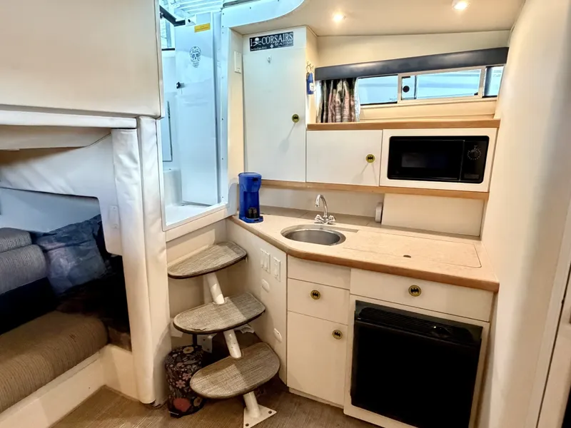 Slide: The Image of Carver Yachts 310 Mid Cabin Express 1996 - 6614054