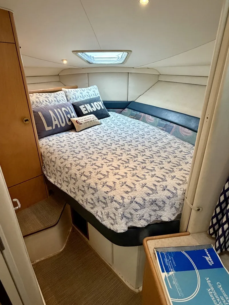 Slide: The Image of Carver Yachts 310 Mid Cabin Express 1996 - 6614069