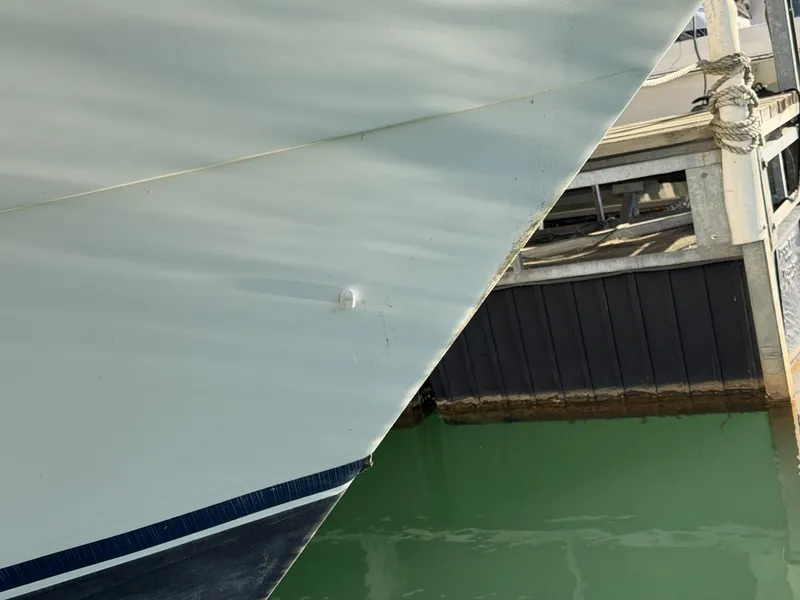 Slide: The Image of Carver Yachts 310 Mid Cabin Express 1996 - 6614153