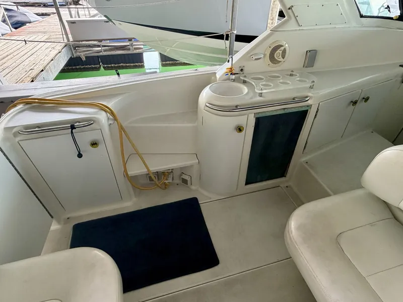 Slide: The Image of Carver Yachts 310 Mid Cabin Express 1996 - 6614027