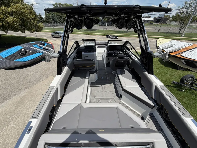 Slide: The Image of Cobalt R8 Surf 2021 - 6663968