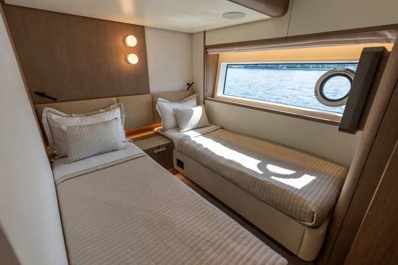 Slide: The Image of Azimut Fly 82 2027 - 7467518