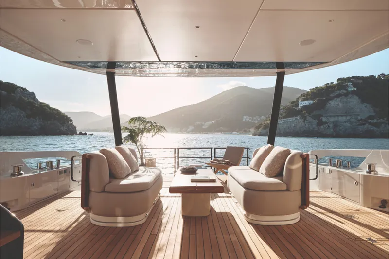 Slide: The Image of Azimut Fly 82 2027 - 6666007