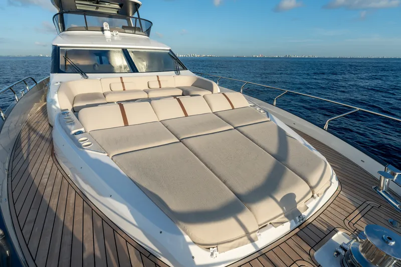 Slide: The Image of Azimut Fly 82 2027 - 7511585