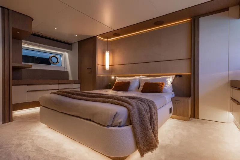 Slide: The Image of Azimut Fly 82 2027 - 6835406