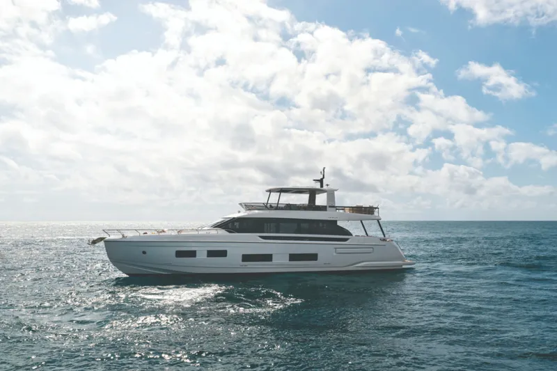 Slide: The Image of Azimut Fly 82 2027 - 6666002